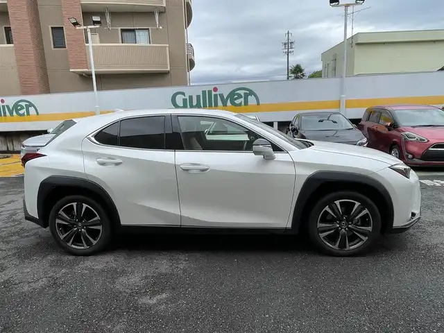 レクサス ＵＸ 250h バージョンL 静岡県 2023(令5)年 2.3万km ソニッククォーツ ワンオーナー/サンルーフ/純正ナビ/フルセグTV/BT/USB/マークレビンソン/全方位カメラ/茶革シート/前席シートヒーター/エアシート/前席パワーシート/運転席シートメモリー/ステアリングヒーター/パワーバックドア/ビルトインETC2.0/TVキャンセラー/前後ドライブレコーダー/プリクラッシュセーフティ/レーンキープアシスト/レーダークルーズコントロール/クリアランスソナー/ブラインドスポットモニター/ヘッドアップディスプレイ/バックフォグ/スマートキー×2/カードキー/保証書/取扱説明書/ナビ取扱説明書/R6/R7点検記録簿有
