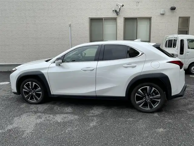 レクサス ＵＸ 250h バージョンL 静岡県 2023(令5)年 2.3万km ソニッククォーツ ワンオーナー/サンルーフ/純正ナビ/フルセグTV/BT/USB/マークレビンソン/全方位カメラ/茶革シート/前席シートヒーター/エアシート/前席パワーシート/運転席シートメモリー/ステアリングヒーター/パワーバックドア/ビルトインETC2.0/TVキャンセラー/前後ドライブレコーダー/プリクラッシュセーフティ/レーンキープアシスト/レーダークルーズコントロール/クリアランスソナー/ブラインドスポットモニター/ヘッドアップディスプレイ/バックフォグ/スマートキー×2/カードキー/保証書/取扱説明書/ナビ取扱説明書/R6/R7点検記録簿有