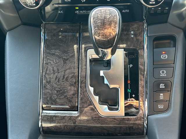 トヨタ ヴェルファイア ハイブリット エグゼクティブ ラウンジ 東京都 2018(平30)年 5.7万km ホワイトパールクリスタルシャイン モデリスタフルエアロ/ツインムーンルーフ/純正SDナビ/　Bluetooth/フルセグTV/DVD/CD/Blu-ray/HDMI/純正フリップダウンモニター/JBLプレミアムサウンドシステム/両側パワースライドドア/ビルトインETC2.0/レーダークルーズコントロール/パノラミックビューモニター/デジタルインナーミラー/プリクラッシュセーフティ/レーントレーシングアシスト/ロードサインアシスト/アダプティブハイビームシステム/レザーシート/パワーシート/シートヒーター/シートクーラー/インテリジェントクリアランスソナー/ブラインドスポットモニター/デジタルインナーミラー/パワーバックドア/3眼LEDヘットライト/LEDフォグランプ/LEDコーナリングランプ/シーケンシャルターンランプ/純正17インチアルミホイール/ステアリングヒーター/ステアリングスイッチ/置くだけ充電/AC100V電源/スペアキー×3/後席サンシェード/プッシュスタート/スマートキー/電動オート格納ミラー/ウインカーミラー/フロアマット/ドアバイザー/保証書/取扱説明書