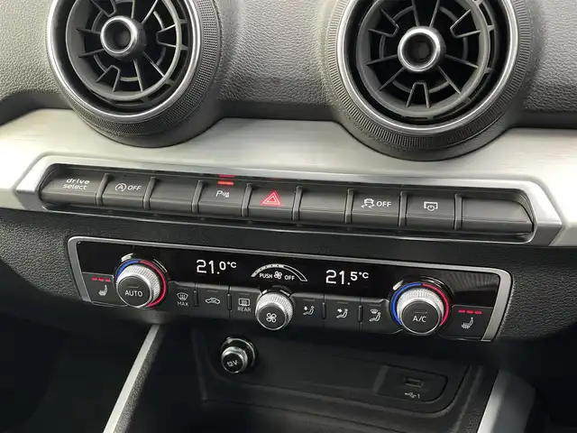 アウディ Ｑ２ 30TFSIスポーツ 三重県 2020(令2)年 6.4万km グレイシアホワイトメタリック ACC/純正ナビ/バックカメラ/フルセグTV/シートヒーター/社外ドライブレコーダー/純正17インチアルミホイール/Bluetooth/ETC/LEDライト/バーチャルコックピット/電動リアゲート/保証書/取扱説明書/スペアキー1本