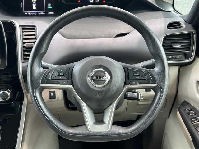 日産 セレナ X 熊本県 2017(平29)年 6.5万km ブリリアントホワイトパール 衝突軽減ブレーキ/社外ナビ/（CD・DVD・フルセグTV・BTオーディオ・SD）/バックカメラ/ETC/社外フリップダウンモニター（RXH12X-L）/ドライブレコーダー/オートライト/横滑り防止装置/ウィンカーミラー/純正フロアマット/純正ドアバイザー/新車保証書/取扱説明書/スペアキー×1本