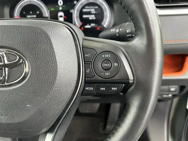 トヨタ ＲＡＶ４ ハイブリッド アドベンチャー 広島県 2023(令5)年 1.4万km アーバンカーキ ワンオーナー/JAOSバンパーガード/パノラマルーフ/4WD/純正ナビ（Bluetooth/フルセグTV/AM/FM）/バックカメラ/ETC2.0/前後ドライブレコーダー/電動リアゲート/シートヒーター「D/N席」/エアーシート「D/N席」/メモリ付きパワーシート/衝突被害軽減システム/レーダークルーズコントロール/前後コーナーセンサー/ブラインドスポットモニター/標識認識機能/リアクロストラフィックアラート/デジタルインナーミラー/LEDヘッドライト/オートライト/オートマチックハイビーム/フォグライト/プッシュスタート/ステアリングヒーター/ドアバイザー/純正ラゲッジプロテクター/純正フロアマット/純正アルミ/取扱説明書/保証書/スペアキー×1