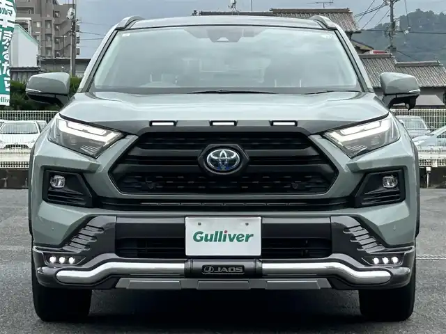 トヨタ ＲＡＶ４ ハイブリッド アドベンチャー 広島県 2023(令5)年 1.4万km アーバンカーキ ワンオーナー/JAOSバンパーガード/パノラマルーフ/4WD/純正ナビ（Bluetooth/フルセグTV/AM/FM）/バックカメラ/ETC2.0/前後ドライブレコーダー/電動リアゲート/シートヒーター「D/N席」/エアーシート「D/N席」/メモリ付きパワーシート/衝突被害軽減システム/レーダークルーズコントロール/前後コーナーセンサー/ブラインドスポットモニター/標識認識機能/リアクロストラフィックアラート/デジタルインナーミラー/LEDヘッドライト/オートライト/オートマチックハイビーム/フォグライト/プッシュスタート/ステアリングヒーター/ドアバイザー/純正ラゲッジプロテクター/純正フロアマット/純正アルミ/取扱説明書/保証書/スペアキー×1