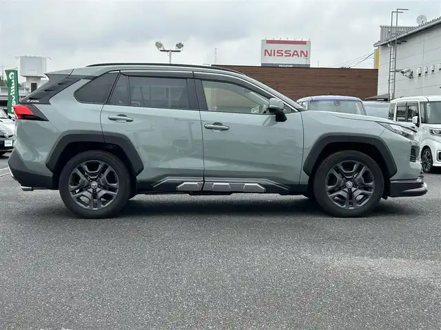 トヨタ ＲＡＶ４ ハイブリッド アドベンチャー 広島県 2023(令5)年 1.4万km アーバンカーキ ワンオーナー/JAOSバンパーガード/パノラマルーフ/4WD/純正ナビ（Bluetooth/フルセグTV/AM/FM）/バックカメラ/ETC2.0/前後ドライブレコーダー/電動リアゲート/シートヒーター「D/N席」/エアーシート「D/N席」/メモリ付きパワーシート/衝突被害軽減システム/レーダークルーズコントロール/前後コーナーセンサー/ブラインドスポットモニター/標識認識機能/リアクロストラフィックアラート/デジタルインナーミラー/LEDヘッドライト/オートライト/オートマチックハイビーム/フォグライト/プッシュスタート/ステアリングヒーター/ドアバイザー/純正ラゲッジプロテクター/純正フロアマット/純正アルミ/取扱説明書/保証書/スペアキー×1