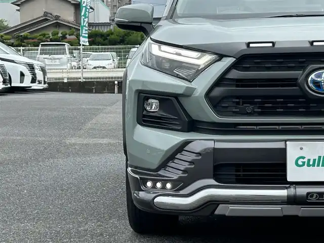 トヨタ ＲＡＶ４ ハイブリッド アドベンチャー 広島県 2023(令5)年 1.4万km アーバンカーキ ワンオーナー/JAOSバンパーガード/パノラマルーフ/4WD/純正ナビ（Bluetooth/フルセグTV/AM/FM）/バックカメラ/ETC2.0/前後ドライブレコーダー/電動リアゲート/シートヒーター「D/N席」/エアーシート「D/N席」/メモリ付きパワーシート/衝突被害軽減システム/レーダークルーズコントロール/前後コーナーセンサー/ブラインドスポットモニター/標識認識機能/リアクロストラフィックアラート/デジタルインナーミラー/LEDヘッドライト/オートライト/オートマチックハイビーム/フォグライト/プッシュスタート/ステアリングヒーター/ドアバイザー/純正ラゲッジプロテクター/純正フロアマット/純正アルミ/取扱説明書/保証書/スペアキー×1