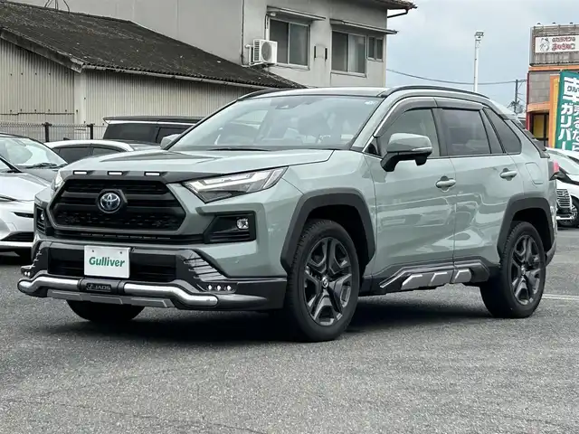 トヨタ ＲＡＶ４ ハイブリッド アドベンチャー 広島県 2023(令5)年 1.4万km アーバンカーキ ワンオーナー/JAOSバンパーガード/パノラマルーフ/4WD/純正ナビ（Bluetooth/フルセグTV/AM/FM）/バックカメラ/ETC2.0/前後ドライブレコーダー/電動リアゲート/シートヒーター「D/N席」/エアーシート「D/N席」/メモリ付きパワーシート/衝突被害軽減システム/レーダークルーズコントロール/前後コーナーセンサー/ブラインドスポットモニター/標識認識機能/リアクロストラフィックアラート/デジタルインナーミラー/LEDヘッドライト/オートライト/オートマチックハイビーム/フォグライト/プッシュスタート/ステアリングヒーター/ドアバイザー/純正ラゲッジプロテクター/純正フロアマット/純正アルミ/取扱説明書/保証書/スペアキー×1