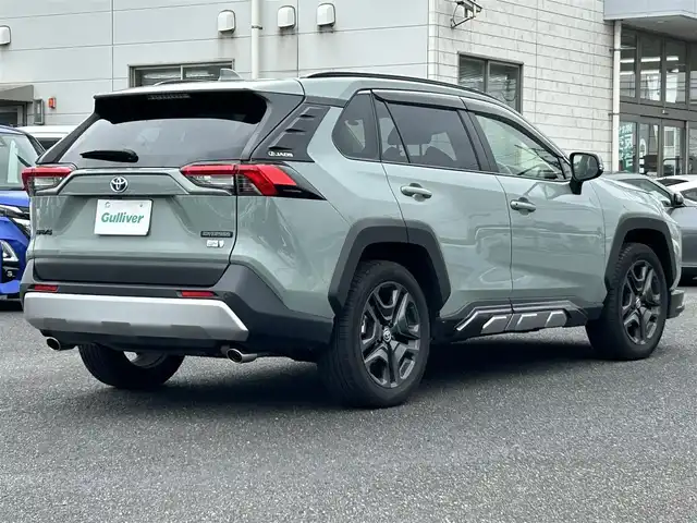 トヨタ ＲＡＶ４ ハイブリッド アドベンチャー 広島県 2023(令5)年 1.4万km アーバンカーキ ワンオーナー/JAOSバンパーガード/パノラマルーフ/4WD/純正ナビ（Bluetooth/フルセグTV/AM/FM）/バックカメラ/ETC2.0/前後ドライブレコーダー/電動リアゲート/シートヒーター「D/N席」/エアーシート「D/N席」/メモリ付きパワーシート/衝突被害軽減システム/レーダークルーズコントロール/前後コーナーセンサー/ブラインドスポットモニター/標識認識機能/リアクロストラフィックアラート/デジタルインナーミラー/LEDヘッドライト/オートライト/オートマチックハイビーム/フォグライト/プッシュスタート/ステアリングヒーター/ドアバイザー/純正ラゲッジプロテクター/純正フロアマット/純正アルミ/取扱説明書/保証書/スペアキー×1