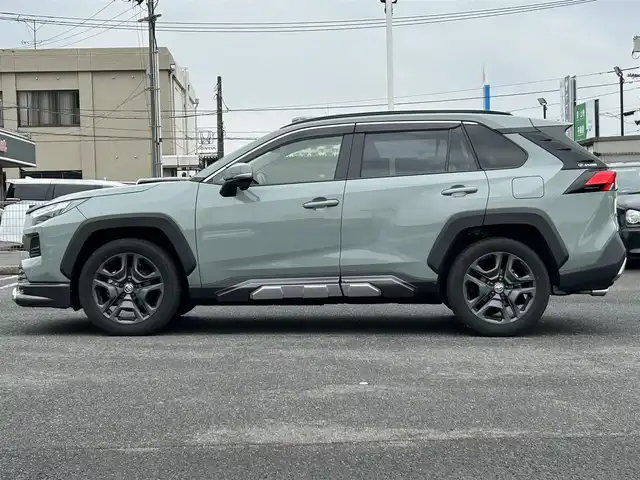 トヨタ ＲＡＶ４ ハイブリッド アドベンチャー 広島県 2023(令5)年 1.4万km アーバンカーキ ワンオーナー/JAOSバンパーガード/パノラマルーフ/4WD/純正ナビ（Bluetooth/フルセグTV/AM/FM）/バックカメラ/ETC2.0/前後ドライブレコーダー/電動リアゲート/シートヒーター「D/N席」/エアーシート「D/N席」/メモリ付きパワーシート/衝突被害軽減システム/レーダークルーズコントロール/前後コーナーセンサー/ブラインドスポットモニター/標識認識機能/リアクロストラフィックアラート/デジタルインナーミラー/LEDヘッドライト/オートライト/オートマチックハイビーム/フォグライト/プッシュスタート/ステアリングヒーター/ドアバイザー/純正ラゲッジプロテクター/純正フロアマット/純正アルミ/取扱説明書/保証書/スペアキー×1