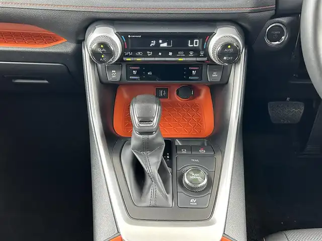 トヨタ ＲＡＶ４ ハイブリッド アドベンチャー 広島県 2023(令5)年 1.4万km アーバンカーキ ワンオーナー/JAOSバンパーガード/パノラマルーフ/4WD/純正ナビ（Bluetooth/フルセグTV/AM/FM）/バックカメラ/ETC2.0/前後ドライブレコーダー/電動リアゲート/シートヒーター「D/N席」/エアーシート「D/N席」/メモリ付きパワーシート/衝突被害軽減システム/レーダークルーズコントロール/前後コーナーセンサー/ブラインドスポットモニター/標識認識機能/リアクロストラフィックアラート/デジタルインナーミラー/LEDヘッドライト/オートライト/オートマチックハイビーム/フォグライト/プッシュスタート/ステアリングヒーター/ドアバイザー/純正ラゲッジプロテクター/純正フロアマット/純正アルミ/取扱説明書/保証書/スペアキー×1