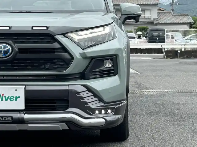 トヨタ ＲＡＶ４ ハイブリッド アドベンチャー 広島県 2023(令5)年 1.4万km アーバンカーキ ワンオーナー/JAOSバンパーガード/パノラマルーフ/4WD/純正ナビ（Bluetooth/フルセグTV/AM/FM）/バックカメラ/ETC2.0/前後ドライブレコーダー/電動リアゲート/シートヒーター「D/N席」/エアーシート「D/N席」/メモリ付きパワーシート/衝突被害軽減システム/レーダークルーズコントロール/前後コーナーセンサー/ブラインドスポットモニター/標識認識機能/リアクロストラフィックアラート/デジタルインナーミラー/LEDヘッドライト/オートライト/オートマチックハイビーム/フォグライト/プッシュスタート/ステアリングヒーター/ドアバイザー/純正ラゲッジプロテクター/純正フロアマット/純正アルミ/取扱説明書/保証書/スペアキー×1