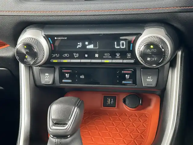 トヨタ ＲＡＶ４ ハイブリッド アドベンチャー 広島県 2023(令5)年 1.4万km アーバンカーキ ワンオーナー/JAOSバンパーガード/パノラマルーフ/4WD/純正ナビ（Bluetooth/フルセグTV/AM/FM）/バックカメラ/ETC2.0/前後ドライブレコーダー/電動リアゲート/シートヒーター「D/N席」/エアーシート「D/N席」/メモリ付きパワーシート/衝突被害軽減システム/レーダークルーズコントロール/前後コーナーセンサー/ブラインドスポットモニター/標識認識機能/リアクロストラフィックアラート/デジタルインナーミラー/LEDヘッドライト/オートライト/オートマチックハイビーム/フォグライト/プッシュスタート/ステアリングヒーター/ドアバイザー/純正ラゲッジプロテクター/純正フロアマット/純正アルミ/取扱説明書/保証書/スペアキー×1