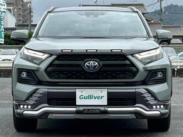 トヨタ ＲＡＶ４ ハイブリッド アドベンチャー 広島県 2023(令5)年 1.4万km アーバンカーキ ワンオーナー/JAOSバンパーガード/パノラマルーフ/4WD/純正ナビ（Bluetooth/フルセグTV/AM/FM）/バックカメラ/ETC2.0/前後ドライブレコーダー/電動リアゲート/シートヒーター「D/N席」/エアーシート「D/N席」/メモリ付きパワーシート/衝突被害軽減システム/レーダークルーズコントロール/前後コーナーセンサー/ブラインドスポットモニター/標識認識機能/リアクロストラフィックアラート/デジタルインナーミラー/LEDヘッドライト/オートライト/オートマチックハイビーム/フォグライト/プッシュスタート/ステアリングヒーター/ドアバイザー/純正ラゲッジプロテクター/純正フロアマット/純正アルミ/取扱説明書/保証書/スペアキー×1