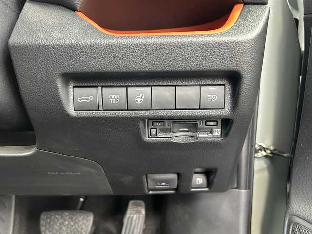 トヨタ ＲＡＶ４ ハイブリッド アドベンチャー 広島県 2023(令5)年 1.4万km アーバンカーキ ワンオーナー/JAOSバンパーガード/パノラマルーフ/4WD/純正ナビ（Bluetooth/フルセグTV/AM/FM）/バックカメラ/ETC2.0/前後ドライブレコーダー/電動リアゲート/シートヒーター「D/N席」/エアーシート「D/N席」/メモリ付きパワーシート/衝突被害軽減システム/レーダークルーズコントロール/前後コーナーセンサー/ブラインドスポットモニター/標識認識機能/リアクロストラフィックアラート/デジタルインナーミラー/LEDヘッドライト/オートライト/オートマチックハイビーム/フォグライト/プッシュスタート/ステアリングヒーター/ドアバイザー/純正ラゲッジプロテクター/純正フロアマット/純正アルミ/取扱説明書/保証書/スペアキー×1