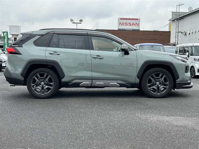 トヨタ ＲＡＶ４ ハイブリッド アドベンチャー 広島県 2023(令5)年 1.4万km アーバンカーキ ワンオーナー/JAOSバンパーガード/パノラマルーフ/4WD/純正ナビ（Bluetooth/フルセグTV/AM/FM）/バックカメラ/ETC2.0/前後ドライブレコーダー/電動リアゲート/シートヒーター「D/N席」/エアーシート「D/N席」/メモリ付きパワーシート/衝突被害軽減システム/レーダークルーズコントロール/前後コーナーセンサー/ブラインドスポットモニター/標識認識機能/リアクロストラフィックアラート/デジタルインナーミラー/LEDヘッドライト/オートライト/オートマチックハイビーム/フォグライト/プッシュスタート/ステアリングヒーター/ドアバイザー/純正ラゲッジプロテクター/純正フロアマット/純正アルミ/取扱説明書/保証書/スペアキー×1