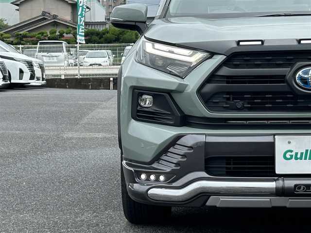 トヨタ ＲＡＶ４ ハイブリッド アドベンチャー 広島県 2023(令5)年 1.4万km アーバンカーキ ワンオーナー/JAOSバンパーガード/パノラマルーフ/4WD/純正ナビ（Bluetooth/フルセグTV/AM/FM）/バックカメラ/ETC2.0/前後ドライブレコーダー/電動リアゲート/シートヒーター「D/N席」/エアーシート「D/N席」/メモリ付きパワーシート/衝突被害軽減システム/レーダークルーズコントロール/前後コーナーセンサー/ブラインドスポットモニター/標識認識機能/リアクロストラフィックアラート/デジタルインナーミラー/LEDヘッドライト/オートライト/オートマチックハイビーム/フォグライト/プッシュスタート/ステアリングヒーター/ドアバイザー/純正ラゲッジプロテクター/純正フロアマット/純正アルミ/取扱説明書/保証書/スペアキー×1