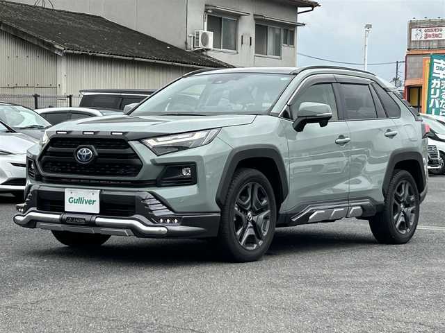 トヨタ ＲＡＶ４ ハイブリッド アドベンチャー 広島県 2023(令5)年 1.4万km アーバンカーキ ワンオーナー/JAOSバンパーガード/パノラマルーフ/4WD/純正ナビ（Bluetooth/フルセグTV/AM/FM）/バックカメラ/ETC2.0/前後ドライブレコーダー/電動リアゲート/シートヒーター「D/N席」/エアーシート「D/N席」/メモリ付きパワーシート/衝突被害軽減システム/レーダークルーズコントロール/前後コーナーセンサー/ブラインドスポットモニター/標識認識機能/リアクロストラフィックアラート/デジタルインナーミラー/LEDヘッドライト/オートライト/オートマチックハイビーム/フォグライト/プッシュスタート/ステアリングヒーター/ドアバイザー/純正ラゲッジプロテクター/純正フロアマット/純正アルミ/取扱説明書/保証書/スペアキー×1