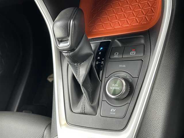 トヨタ ＲＡＶ４ ハイブリッド アドベンチャー 広島県 2023(令5)年 1.4万km アーバンカーキ ワンオーナー/JAOSバンパーガード/パノラマルーフ/4WD/純正ナビ（Bluetooth/フルセグTV/AM/FM）/バックカメラ/ETC2.0/前後ドライブレコーダー/電動リアゲート/シートヒーター「D/N席」/エアーシート「D/N席」/メモリ付きパワーシート/衝突被害軽減システム/レーダークルーズコントロール/前後コーナーセンサー/ブラインドスポットモニター/標識認識機能/リアクロストラフィックアラート/デジタルインナーミラー/LEDヘッドライト/オートライト/オートマチックハイビーム/フォグライト/プッシュスタート/ステアリングヒーター/ドアバイザー/純正ラゲッジプロテクター/純正フロアマット/純正アルミ/取扱説明書/保証書/スペアキー×1