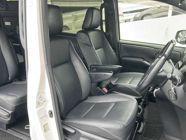 トヨタ エスクァイア Gi 広島県 2019(令1)年 6.4万km ホワイトパールクリスタルシャイン 禁煙/モデリスタエアロ /社外ナビ/CD/DVD/DTV/Bluetooth/バックカメラ/クルーズコントロール/両側パワースライドドア/LEDオートライト/オートマチックハイビーム /LDA/コーナーセンサー /ETC/ドライブレコーダー/純正アルミホイール/スマートキー/プッシュスタート /純正フロアマット