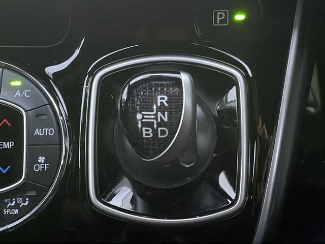 トヨタ エスクァイア ハイブリッド Gi 福島県 2018(平30)年 8.3万km ホワイトパールクリスタルシャイン 純正SDナビ/（FM/AM/DVD/Bluetooth）/レザーシート/バックカメラ/フルセグTV/衝突軽減ブレーキ/レーンキープアシスト/横滑り防止装置/両側電動スライド/ETC/LEDヘッドライト/純正フロアマット/後席用モニター/プッシュスタート/スマートキー