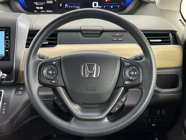 ホンダ フリード G ホンダセンシング 鹿児島県 2018(平30)年 2.6万km ブルーホライゾンM 純正ナビ/（Bluetooth、フルセグTV、CD、DVD、FM、AM）/ホンダセンシング/プッシュスタート/アイドリングストップ/AAC/アダプティブクルーズコントロール/ETC/バックカメラ/純正フロアマット/両側パワースライドドア/ドアバイザー/LEDヘッドライト/オートライト