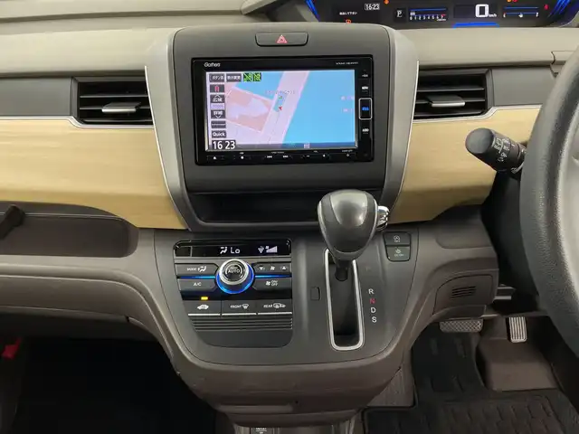 ホンダ フリード G ホンダセンシング 鹿児島県 2018(平30)年 2.6万km ブルーホライゾンM 純正ナビ/（Bluetooth、フルセグTV、CD、DVD、FM、AM）/ホンダセンシング/プッシュスタート/アイドリングストップ/AAC/アダプティブクルーズコントロール/ETC/バックカメラ/純正フロアマット/両側パワースライドドア/ドアバイザー/LEDヘッドライト/オートライト