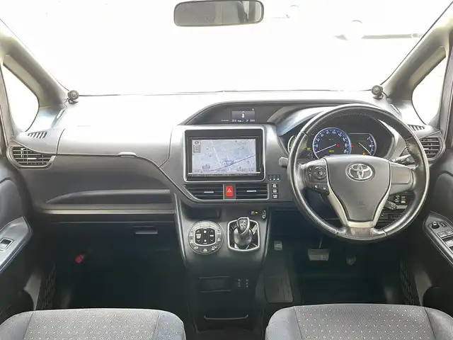 トヨタ ヴォクシー ハイブリッド V 兵庫県 2014(平26)年 8.4万km ブラック 外部検査実施済み/・純正9インチメモリーナビ（NSZT-Y62G）/・地デジ/DVD/BT/・バックカメラ/・ステアリングリモコン/・カロッツェリアツイーター/・ナビTVキャンセラー/・左パワースライドドア/・ビルトインETC/・純正15インチAW/・前席シートヒーター/・置くだけ充電/・オートLEDヘッドランプ/・スペアキー