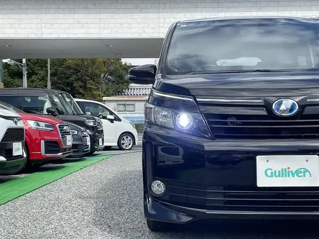 トヨタ ヴォクシー ハイブリッド V 兵庫県 2014(平26)年 8.4万km ブラック 外部検査実施済み/・純正9インチメモリーナビ（NSZT-Y62G）/・地デジ/DVD/BT/・バックカメラ/・ステアリングリモコン/・カロッツェリアツイーター/・ナビTVキャンセラー/・左パワースライドドア/・ビルトインETC/・純正15インチAW/・前席シートヒーター/・置くだけ充電/・オートLEDヘッドランプ/・スペアキー