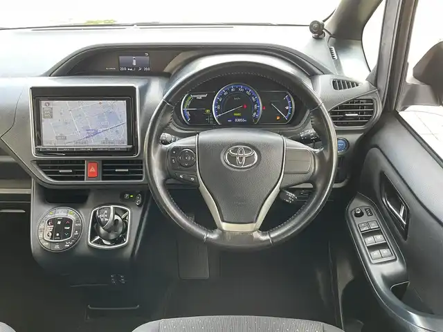 トヨタ ヴォクシー ハイブリッド V 兵庫県 2014(平26)年 8.4万km ブラック 外部検査実施済み/・純正9インチメモリーナビ（NSZT-Y62G）/・地デジ/DVD/BT/・バックカメラ/・ステアリングリモコン/・カロッツェリアツイーター/・ナビTVキャンセラー/・左パワースライドドア/・ビルトインETC/・純正15インチAW/・前席シートヒーター/・置くだけ充電/・オートLEDヘッドランプ/・スペアキー