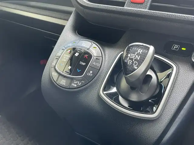 トヨタ ヴォクシー ハイブリッド V 兵庫県 2014(平26)年 8.4万km ブラック 外部検査実施済み/・純正9インチメモリーナビ（NSZT-Y62G）/・地デジ/DVD/BT/・バックカメラ/・ステアリングリモコン/・カロッツェリアツイーター/・ナビTVキャンセラー/・左パワースライドドア/・ビルトインETC/・純正15インチAW/・前席シートヒーター/・置くだけ充電/・オートLEDヘッドランプ/・スペアキー