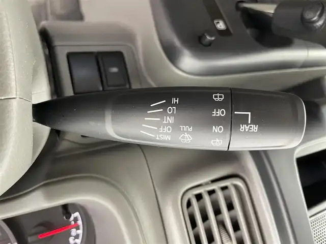 スズキ エブリイ PA 富山県 2024(令6)年 1.8万km スペリアホワイト 4WD/衝突被害軽減ブレーキ/オートライト/リアパーキングセンサー/レーンキープアシスト/横滑り防止装置/オーバーヘッドシェルフ/アイドリングストップ/スペアキー/エアコン/パワーステアリング