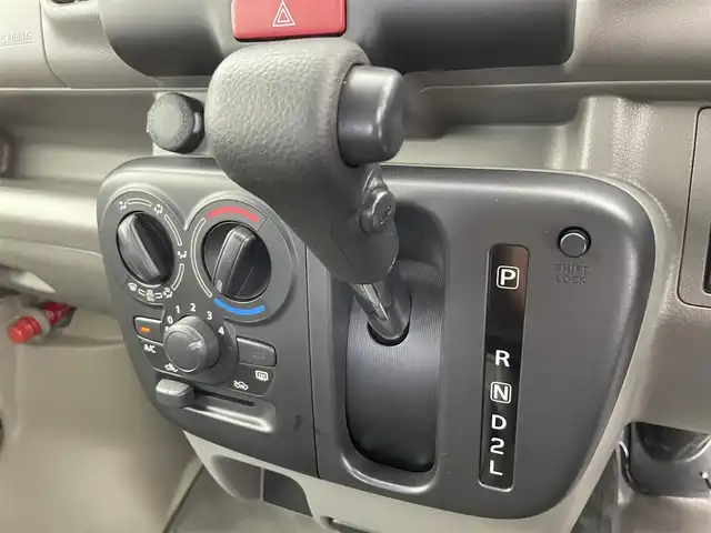 スズキ エブリイ PA 富山県 2024(令6)年 1.8万km スペリアホワイト 4WD/衝突被害軽減ブレーキ/オートライト/リアパーキングセンサー/レーンキープアシスト/横滑り防止装置/オーバーヘッドシェルフ/アイドリングストップ/スペアキー/エアコン/パワーステアリング