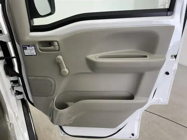 スズキ エブリイ PA 富山県 2024(令6)年 1.8万km スペリアホワイト 4WD/衝突被害軽減ブレーキ/オートライト/リアパーキングセンサー/レーンキープアシスト/横滑り防止装置/オーバーヘッドシェルフ/アイドリングストップ/スペアキー/エアコン/パワーステアリング