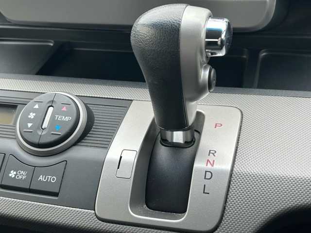 ホンダ フリード ハイブリット ジャストセレクション 千葉県 2012(平24)年 9.6万km プレミアムホワイトパール 純正ナビ/フルセグTV/Bluetooth/DVD/CD/HDMI/ドライブレコーダー/片側パワースライドドア/オートライト/ステアリングスイッチ/横滑り防止装置/純正フロアマット/ウィンカーミラー/取扱説明書/レザー調シートカバー/ドアバイザー