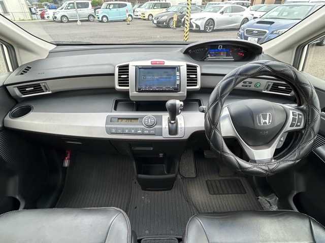 ホンダ フリード ハイブリット ジャストセレクション 千葉県 2012(平24)年 9.6万km プレミアムホワイトパール 純正ナビ/フルセグTV/Bluetooth/DVD/CD/HDMI/ドライブレコーダー/片側パワースライドドア/オートライト/ステアリングスイッチ/横滑り防止装置/純正フロアマット/ウィンカーミラー/取扱説明書/レザー調シートカバー/ドアバイザー