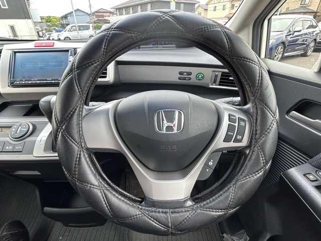 ホンダ フリード ハイブリット ジャストセレクション 千葉県 2012(平24)年 9.6万km プレミアムホワイトパール 純正ナビ/フルセグTV/Bluetooth/DVD/CD/HDMI/ドライブレコーダー/片側パワースライドドア/オートライト/ステアリングスイッチ/横滑り防止装置/純正フロアマット/ウィンカーミラー/取扱説明書/レザー調シートカバー/ドアバイザー