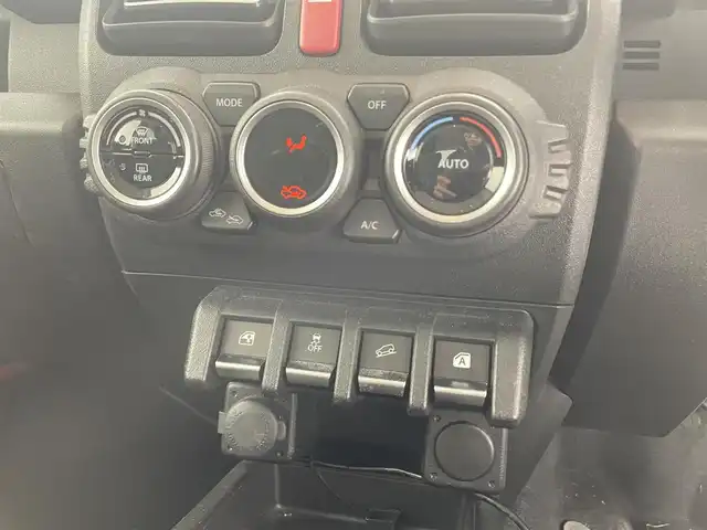 スズキ ジムニー XC 滋賀県 2022(令4)年 2.6万km シフォンアイボリーM 社外8インチナビ/【Bluetooth/CD/DVD/フルセグTV】/バックカメラ/4WD/クルーズコントロール/レーンキープアシスト/衝突軽減ブレーキ/LEDヘッドライト/オートマチックハイビーム/前後ドライブレコーダー/D/Nシートヒーター/ヒルディセントコントロール/ヘッドライトウォッシャー/純正フロアマット/プッシュスタート/スマートキー/ステアリングリモコン