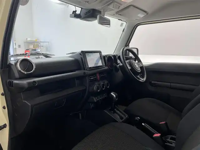 スズキ ジムニー XC 滋賀県 2022(令4)年 2.6万km シフォンアイボリーM 社外8インチナビ/【Bluetooth/CD/DVD/フルセグTV】/バックカメラ/4WD/クルーズコントロール/レーンキープアシスト/衝突軽減ブレーキ/LEDヘッドライト/オートマチックハイビーム/前後ドライブレコーダー/D/Nシートヒーター/ヒルディセントコントロール/ヘッドライトウォッシャー/純正フロアマット/プッシュスタート/スマートキー/ステアリングリモコン