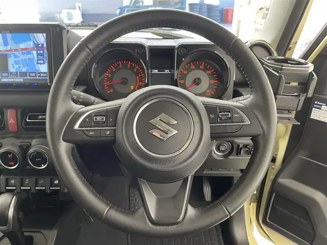スズキ ジムニー XC 滋賀県 2022(令4)年 2.6万km シフォンアイボリーM 社外8インチナビ/【Bluetooth/CD/DVD/フルセグTV】/バックカメラ/4WD/クルーズコントロール/レーンキープアシスト/衝突軽減ブレーキ/LEDヘッドライト/オートマチックハイビーム/前後ドライブレコーダー/D/Nシートヒーター/ヒルディセントコントロール/ヘッドライトウォッシャー/純正フロアマット/プッシュスタート/スマートキー/ステアリングリモコン