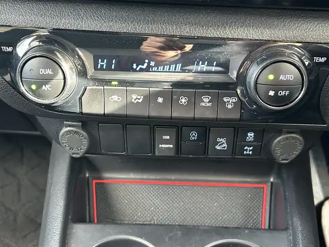 トヨタ ハイラックス Z 愛知県 2023(令5)年 4.4万km スーパーホワイトⅡ ワンオーナー/4WD/社外ディスプレイオーディオ(AM/FM/BT)/レーンディパーチャーアラート/プリクラッシュセーフティー/ロードサインアシスト/クリアランスソナー/ダウンヒルアシストコントロール/バックカメラ/純正17インチアルミ/ETC/オート格納ミラー/スマートキー/スペアキー×1/取説/保証書