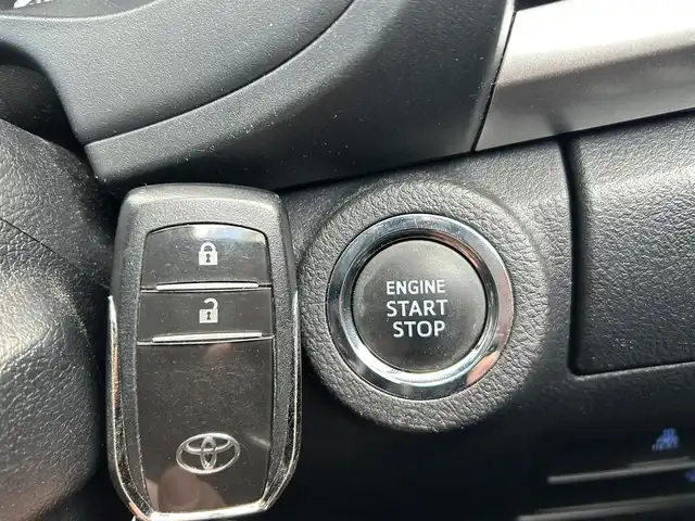 トヨタ ハイラックス Z 愛知県 2023(令5)年 4.4万km スーパーホワイトⅡ ワンオーナー/4WD/社外ディスプレイオーディオ(AM/FM/BT)/レーンディパーチャーアラート/プリクラッシュセーフティー/ロードサインアシスト/クリアランスソナー/ダウンヒルアシストコントロール/バックカメラ/純正17インチアルミ/ETC/オート格納ミラー/スマートキー/スペアキー×1/取説/保証書