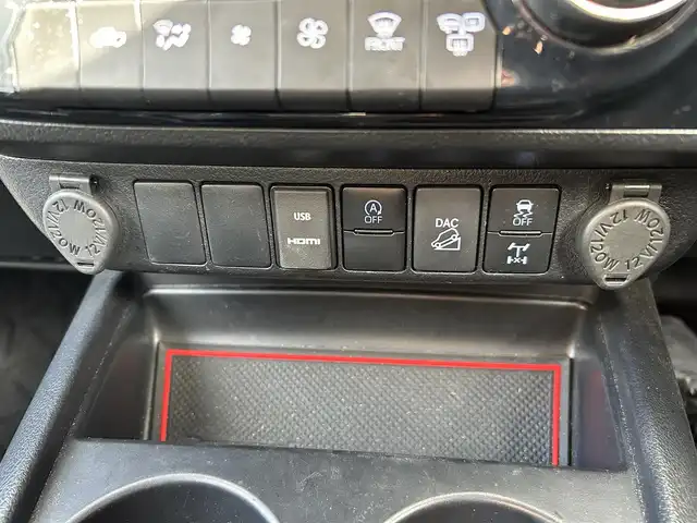 トヨタ ハイラックス Z 愛知県 2023(令5)年 4.4万km スーパーホワイトⅡ ワンオーナー/4WD/社外ディスプレイオーディオ(AM/FM/BT)/レーンディパーチャーアラート/プリクラッシュセーフティー/ロードサインアシスト/クリアランスソナー/ダウンヒルアシストコントロール/バックカメラ/純正17インチアルミ/ETC/オート格納ミラー/スマートキー/スペアキー×1/取説/保証書