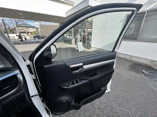 トヨタ ハイラックス Z 愛知県 2023(令5)年 4.4万km スーパーホワイトⅡ ワンオーナー/4WD/社外ディスプレイオーディオ(AM/FM/BT)/レーンディパーチャーアラート/プリクラッシュセーフティー/ロードサインアシスト/クリアランスソナー/ダウンヒルアシストコントロール/バックカメラ/純正17インチアルミ/ETC/オート格納ミラー/スマートキー/スペアキー×1/取説/保証書