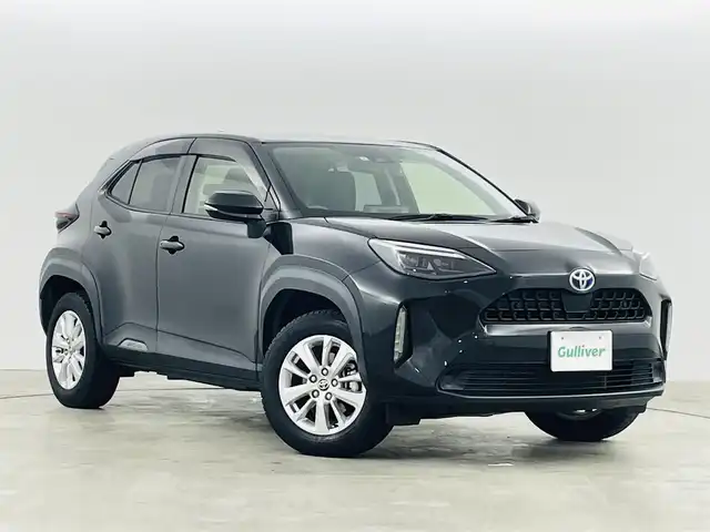 トヨタ ヤリスクロス ハイブリッド G 福島県 2022(令4)年 4.7万km ブラックマイカ トヨタセーフティーセンス/・衝突軽減ブレーキ/・レーントレーシングアシスト/・レーンディパーチャーアラート/・レーダークルーズコントロール/・道路標識認識/・先行車発進告知機能/・オートマチックハイビーム/・横滑り防止/ワンオーナー/純正ディスプレイオーディオ/・バックカメラ/・ビルトインＥＴＣ　/・Bluetooth/・USB/・FM、AM/・Miracast/社外前後ドライブレコーダー（Y-220）/ＡＣ１００Ｖコンセント/電動パーキングブレーキ/純正ホイール/純正フロアマット/ドアバイザー/電格ミラー/夏タイヤ積込（履きタイヤ同サイズ）/プッシュスタート/・スマートキー/・スペアキー/LEDヘッドライト/・オートライト
