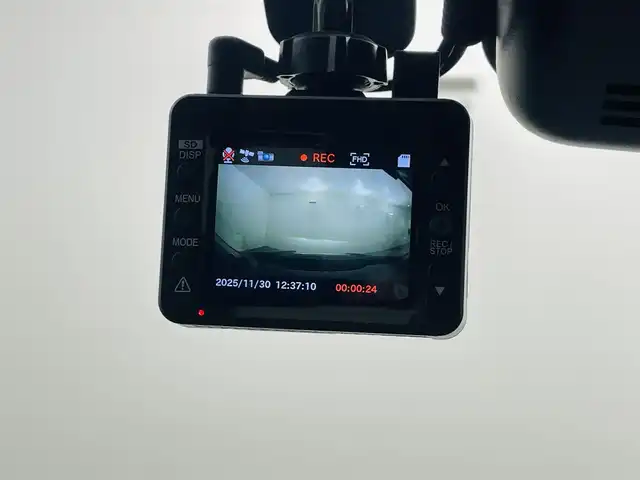 トヨタ ヤリスクロス ハイブリッド G 福島県 2022(令4)年 4.7万km ブラックマイカ トヨタセーフティーセンス/・衝突軽減ブレーキ/・レーントレーシングアシスト/・レーンディパーチャーアラート/・レーダークルーズコントロール/・道路標識認識/・先行車発進告知機能/・オートマチックハイビーム/・横滑り防止/ワンオーナー/純正ディスプレイオーディオ/・バックカメラ/・ビルトインＥＴＣ　/・Bluetooth/・USB/・FM、AM/・Miracast/社外前後ドライブレコーダー（Y-220）/ＡＣ１００Ｖコンセント/電動パーキングブレーキ/純正ホイール/純正フロアマット/ドアバイザー/電格ミラー/夏タイヤ積込（履きタイヤ同サイズ）/プッシュスタート/・スマートキー/・スペアキー/LEDヘッドライト/・オートライト