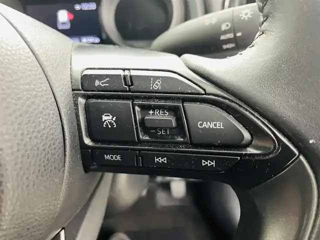 トヨタ ヤリスクロス ハイブリッド G 福島県 2022(令4)年 4.7万km ブラックマイカ トヨタセーフティーセンス/・衝突軽減ブレーキ/・レーントレーシングアシスト/・レーンディパーチャーアラート/・レーダークルーズコントロール/・道路標識認識/・先行車発進告知機能/・オートマチックハイビーム/・横滑り防止/ワンオーナー/純正ディスプレイオーディオ/・バックカメラ/・ビルトインＥＴＣ　/・Bluetooth/・USB/・FM、AM/・Miracast/社外前後ドライブレコーダー（Y-220）/ＡＣ１００Ｖコンセント/電動パーキングブレーキ/純正ホイール/純正フロアマット/ドアバイザー/電格ミラー/夏タイヤ積込（履きタイヤ同サイズ）/プッシュスタート/・スマートキー/・スペアキー/LEDヘッドライト/・オートライト