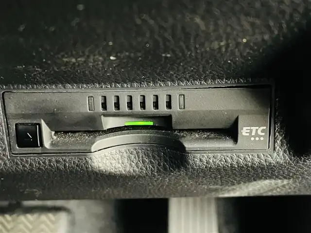 トヨタ ヤリスクロス ハイブリッド G 福島県 2022(令4)年 4.7万km ブラックマイカ トヨタセーフティーセンス/・衝突軽減ブレーキ/・レーントレーシングアシスト/・レーンディパーチャーアラート/・レーダークルーズコントロール/・道路標識認識/・先行車発進告知機能/・オートマチックハイビーム/・横滑り防止/ワンオーナー/純正ディスプレイオーディオ/・バックカメラ/・ビルトインＥＴＣ　/・Bluetooth/・USB/・FM、AM/・Miracast/社外前後ドライブレコーダー（Y-220）/ＡＣ１００Ｖコンセント/電動パーキングブレーキ/純正ホイール/純正フロアマット/ドアバイザー/電格ミラー/夏タイヤ積込（履きタイヤ同サイズ）/プッシュスタート/・スマートキー/・スペアキー/LEDヘッドライト/・オートライト