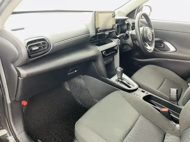 トヨタ ヤリスクロス ハイブリッド G 福島県 2022(令4)年 4.7万km ブラックマイカ トヨタセーフティーセンス/・衝突軽減ブレーキ/・レーントレーシングアシスト/・レーンディパーチャーアラート/・レーダークルーズコントロール/・道路標識認識/・先行車発進告知機能/・オートマチックハイビーム/・横滑り防止/ワンオーナー/純正ディスプレイオーディオ/・バックカメラ/・ビルトインＥＴＣ　/・Bluetooth/・USB/・FM、AM/・Miracast/社外前後ドライブレコーダー（Y-220）/ＡＣ１００Ｖコンセント/電動パーキングブレーキ/純正ホイール/純正フロアマット/ドアバイザー/電格ミラー/夏タイヤ積込（履きタイヤ同サイズ）/プッシュスタート/・スマートキー/・スペアキー/LEDヘッドライト/・オートライト