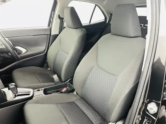 トヨタ ヤリスクロス ハイブリッド G 福島県 2022(令4)年 4.7万km ブラックマイカ トヨタセーフティーセンス/・衝突軽減ブレーキ/・レーントレーシングアシスト/・レーンディパーチャーアラート/・レーダークルーズコントロール/・道路標識認識/・先行車発進告知機能/・オートマチックハイビーム/・横滑り防止/ワンオーナー/純正ディスプレイオーディオ/・バックカメラ/・ビルトインＥＴＣ　/・Bluetooth/・USB/・FM、AM/・Miracast/社外前後ドライブレコーダー（Y-220）/ＡＣ１００Ｖコンセント/電動パーキングブレーキ/純正ホイール/純正フロアマット/ドアバイザー/電格ミラー/夏タイヤ積込（履きタイヤ同サイズ）/プッシュスタート/・スマートキー/・スペアキー/LEDヘッドライト/・オートライト