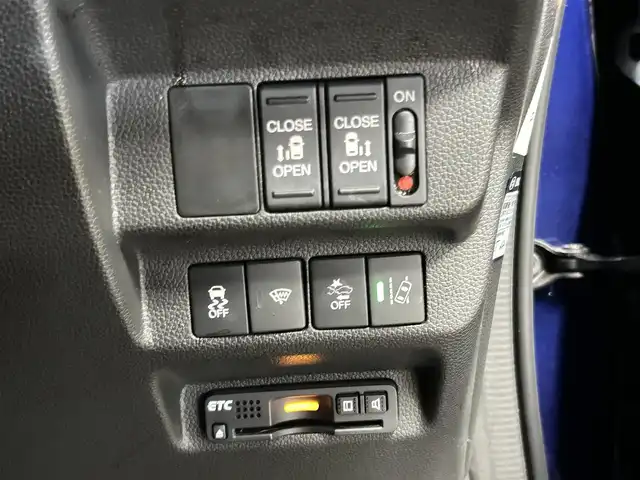ホンダ フリード G ホンダセンシング 長崎県 2017(平29)年 8.6万km コバルトブルーパール 禁煙車/純正１５インチAW/純正SDナビ/(BT/DVD/CD/USB/SD/iPod/AUX)/フルセグテレビ/ドライブレコーダー/バックカメラ/ETC/レーンキープアシスト/プッシュスタート/純正LEDヘッドライト/オートライト/ウォークスルー/三列シート/両側パワスラ/フロアマット