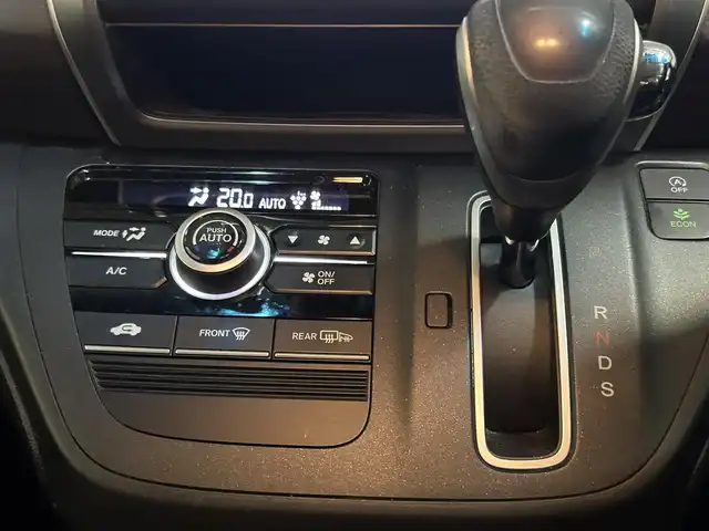 ホンダ フリード G ホンダセンシング 長崎県 2017(平29)年 8.6万km コバルトブルーパール 禁煙車/純正１５インチAW/純正SDナビ/(BT/DVD/CD/USB/SD/iPod/AUX)/フルセグテレビ/ドライブレコーダー/バックカメラ/ETC/レーンキープアシスト/プッシュスタート/純正LEDヘッドライト/オートライト/ウォークスルー/三列シート/両側パワスラ/フロアマット